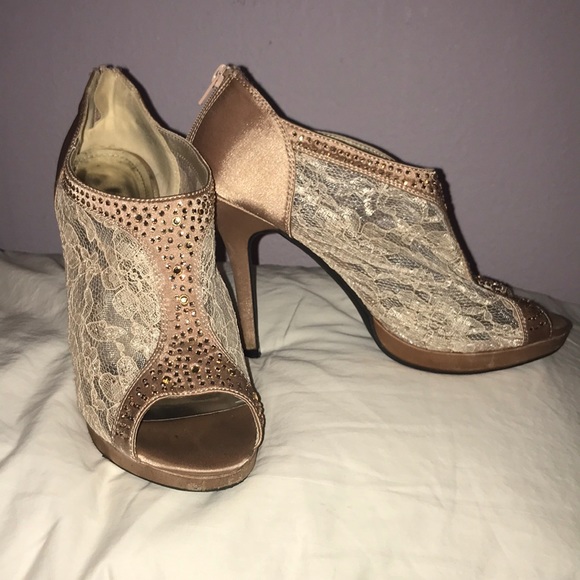 Champagne Lace Heels - Picture 1 of 4